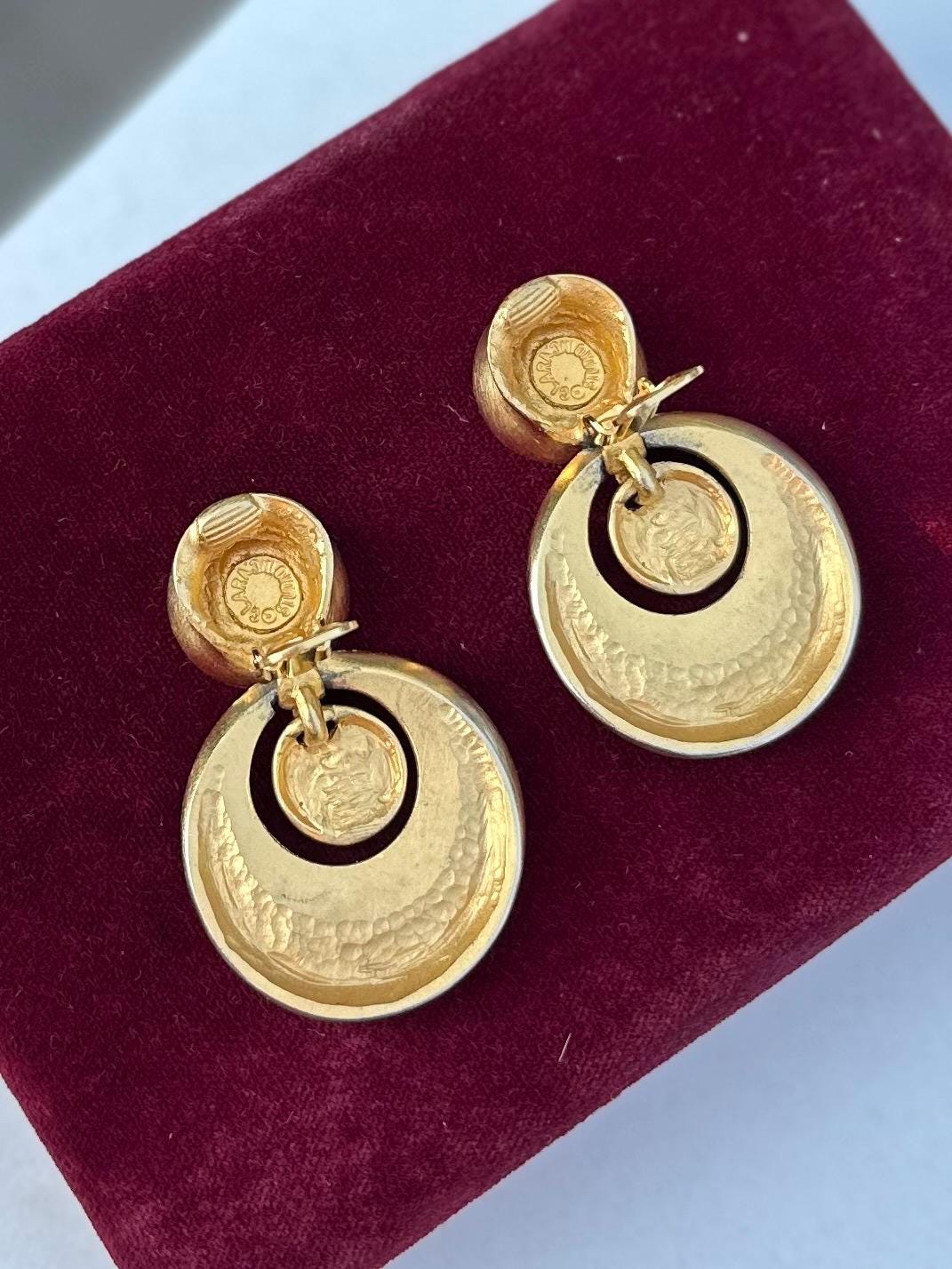 Vintage 1980s Signed CLARA STUDIO INC Brushed Gold Tone Door Knocker Circle Dangle Clip-On Earrings