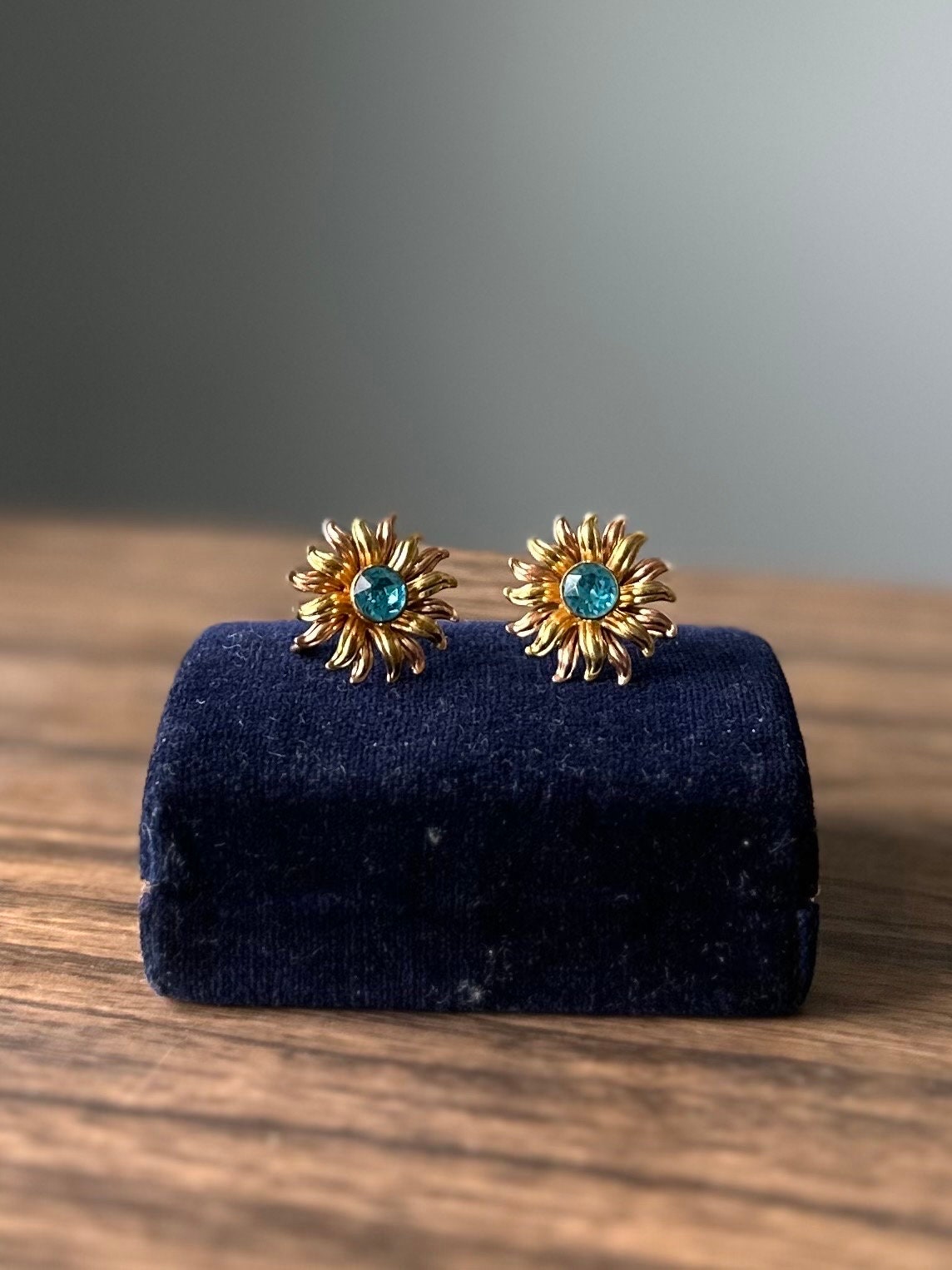 Vintage 1940s Signed Van Dell 1/20 12k GF Yellow & Rose Gold Filled Two Tone Floral Blue Stone Screw-back Earrings