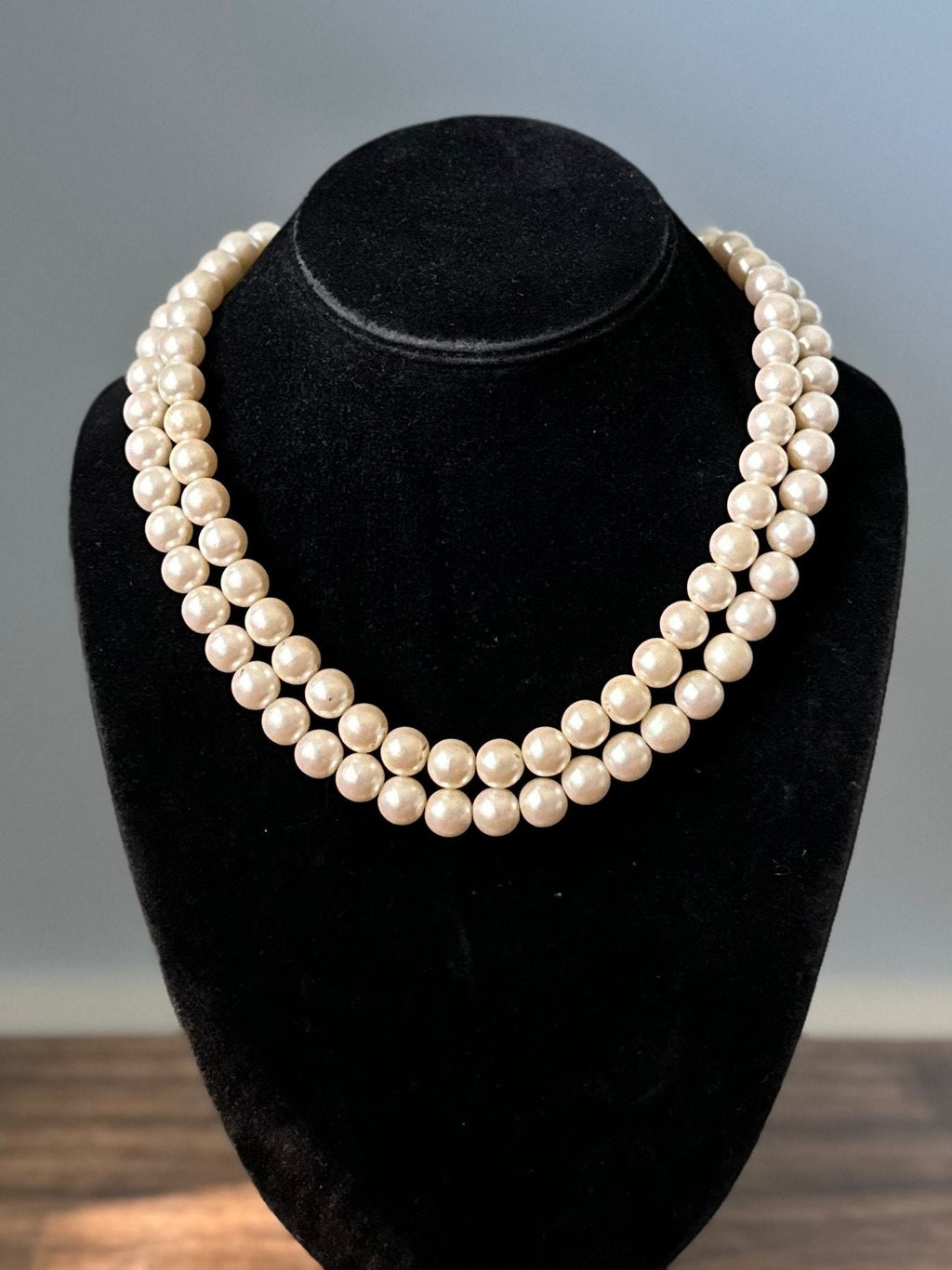 Vintage Signed Hutton Wilkinson Gold Tone & Red Pink Heart Stone Two Strand Faux Pearl Necklace 17.75”