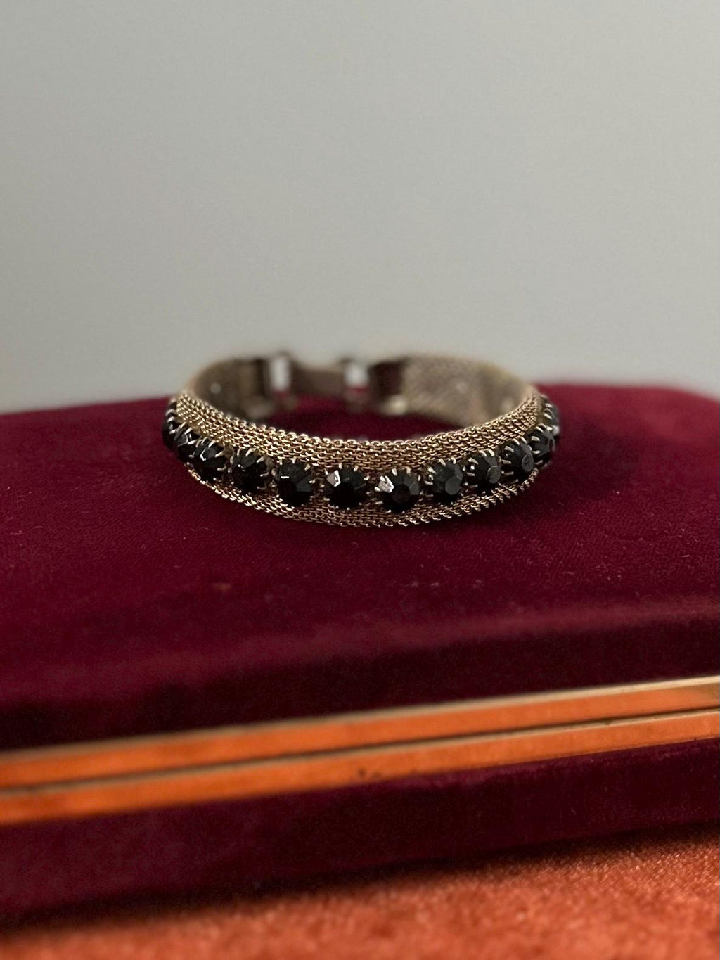 Vintage 1950s WEISS Signed Faceted Black Glass Gold Tone Mesh Bracelet 7”