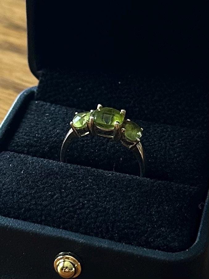 Vintage Solid 10K Yellow Gold & Faceted Green Peridot Ring US Size 6 3/4