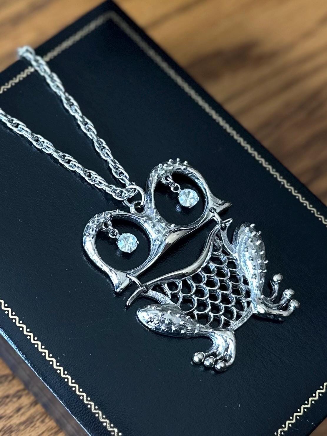Vintage 1970s Midcentury Silver Tone Articulated Frog Rhinestone Eyes Pendant Necklace Statement 24.75"