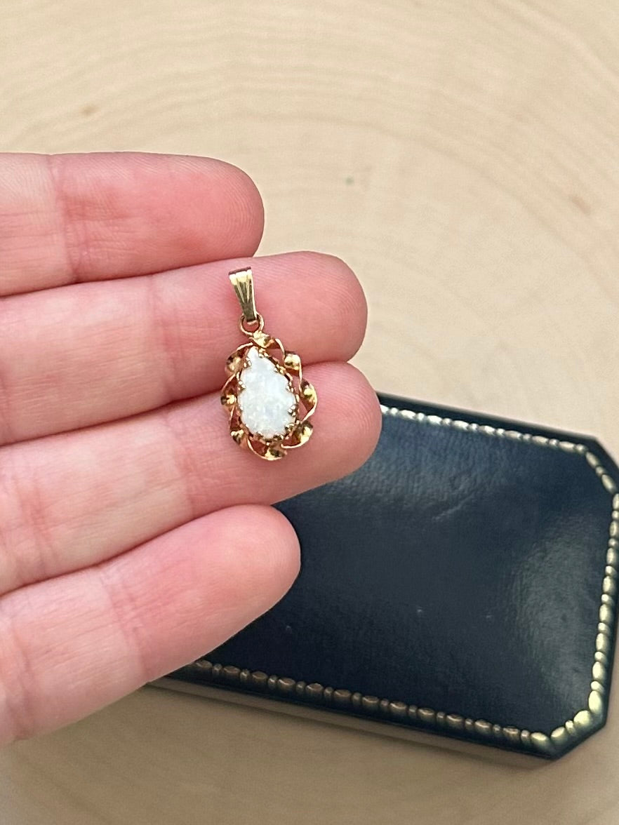 Vintage 14k Yellow Gold & Genuine Opal Cabochon Teardrop Pendant