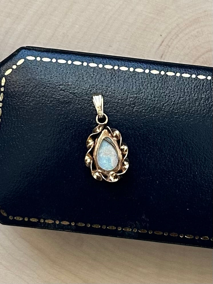 Vintage 14k Yellow Gold & Genuine Opal Cabochon Teardrop Pendant