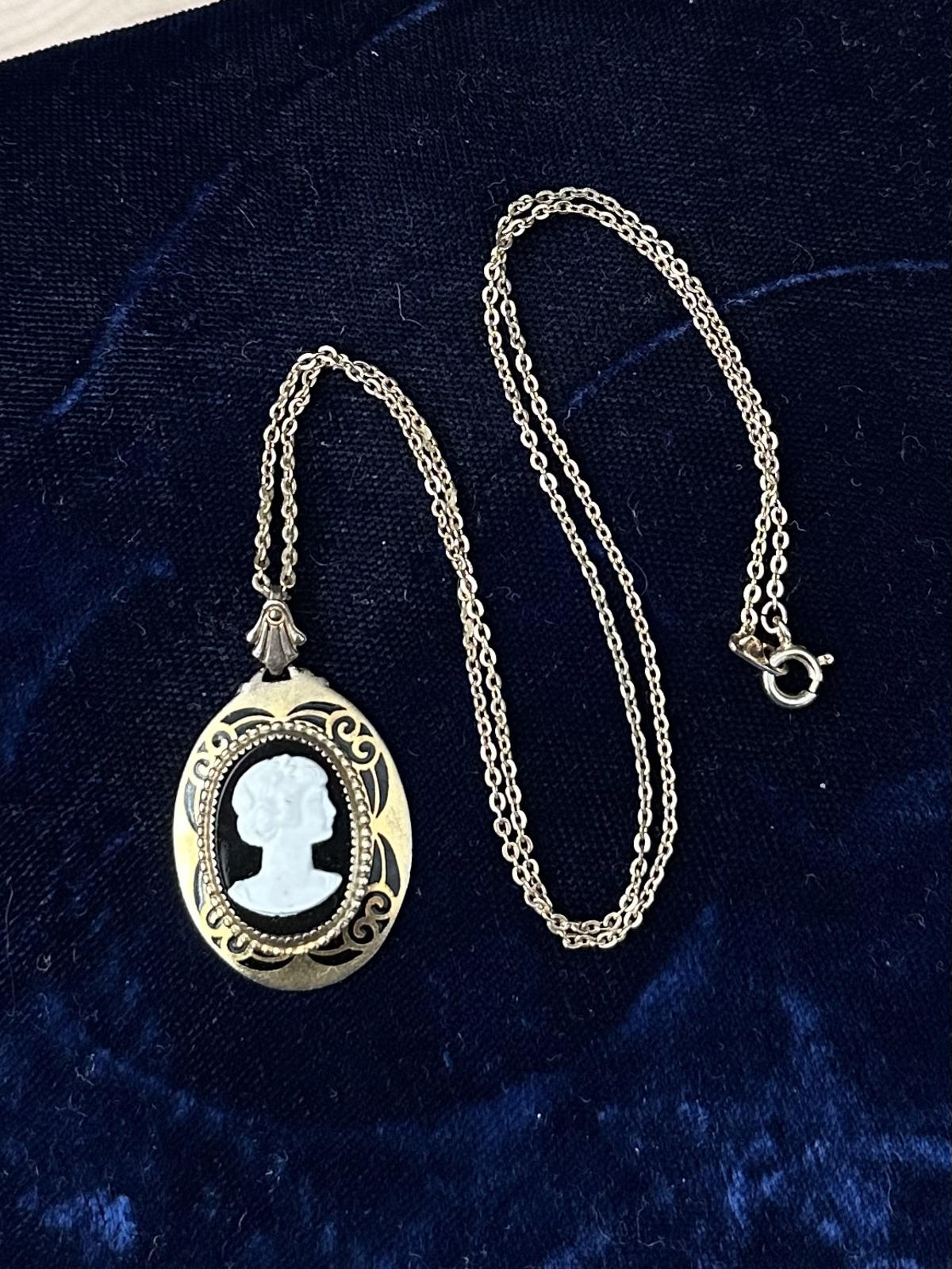 Vintage Midcentury Gold Tone Black & White Cameo Pendant Necklace Gold Plated Chain 17.75"
