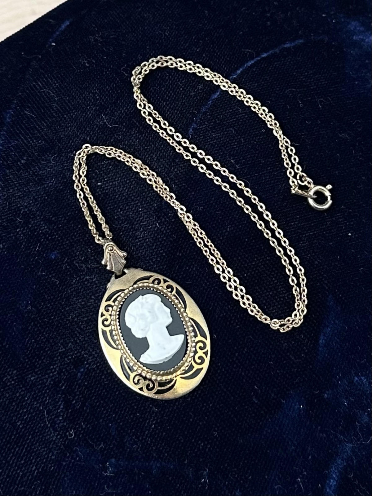 Vintage Midcentury Gold Tone Black & White Cameo Pendant Necklace Gold Plated Chain 17.75"