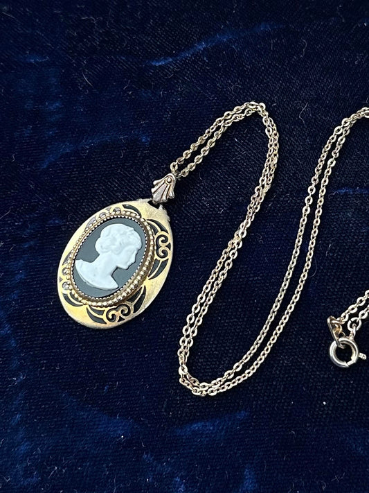 Vintage Midcentury Gold Tone Black & White Cameo Pendant Necklace Gold Plated Chain 17.75"