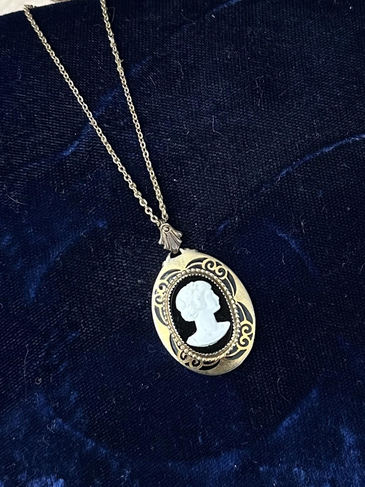 Vintage Midcentury Gold Tone Black & White Cameo Pendant Necklace Gold Plated Chain 17.75"
