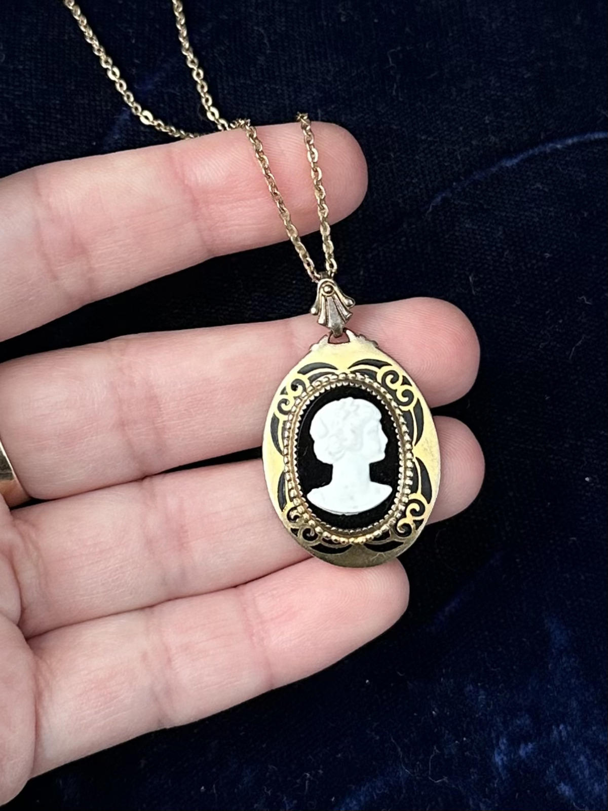 Vintage Midcentury Gold Tone Black & White Cameo Pendant Necklace Gold Plated Chain 17.75"