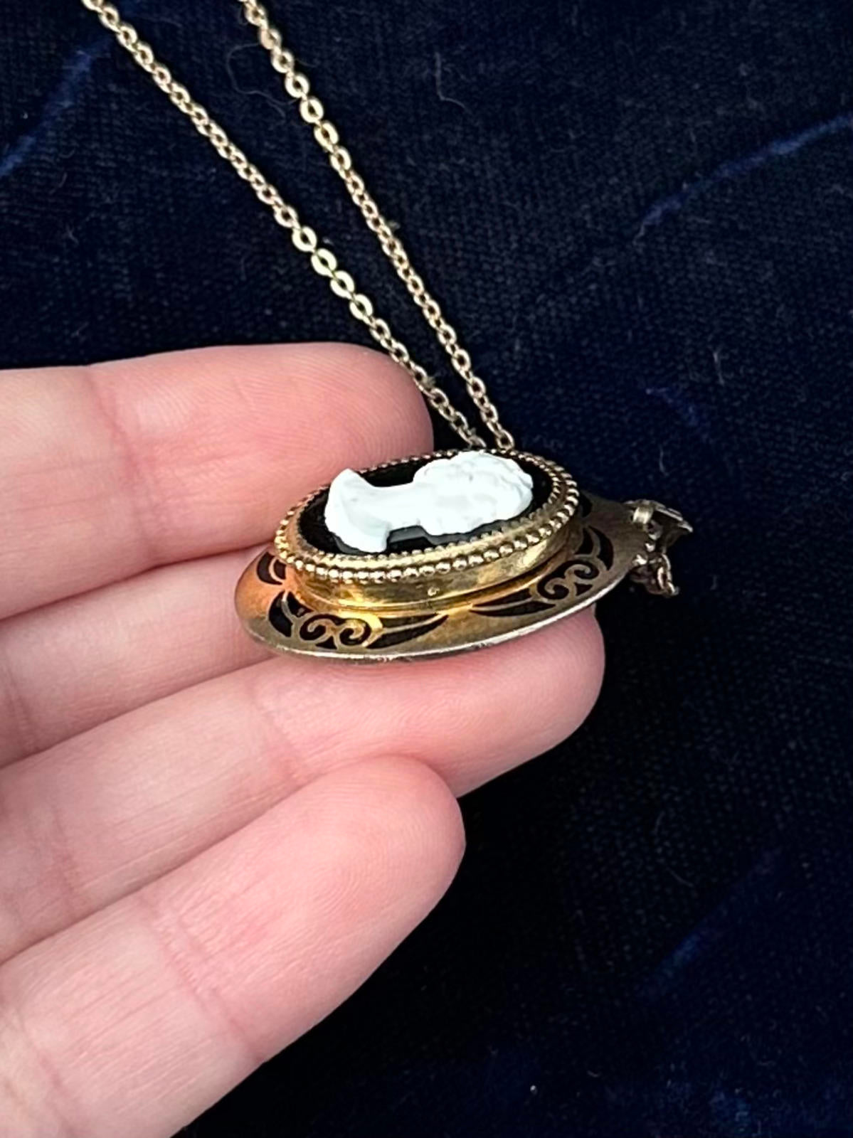 Vintage Midcentury Gold Tone Black & White Cameo Pendant Necklace Gold Plated Chain 17.75"