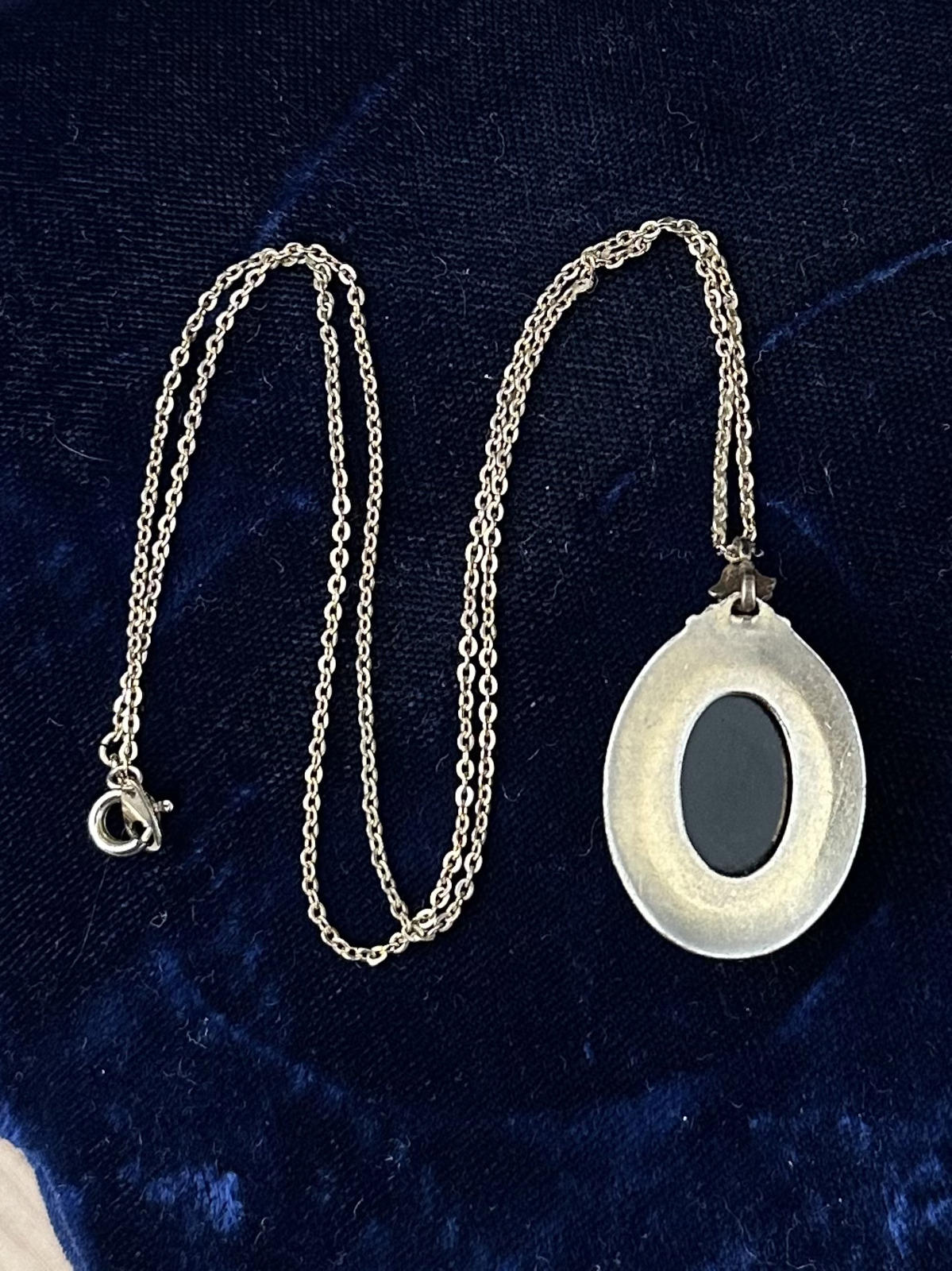 Vintage Midcentury Gold Tone Black & White Cameo Pendant Necklace Gold Plated Chain 17.75"