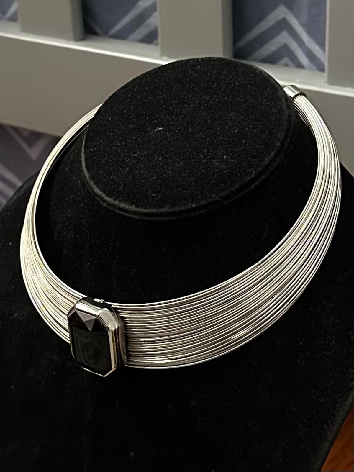 1980s Egyptian Revival Silver Tone Faceted Black Rhinestone Wire Collar Necklace