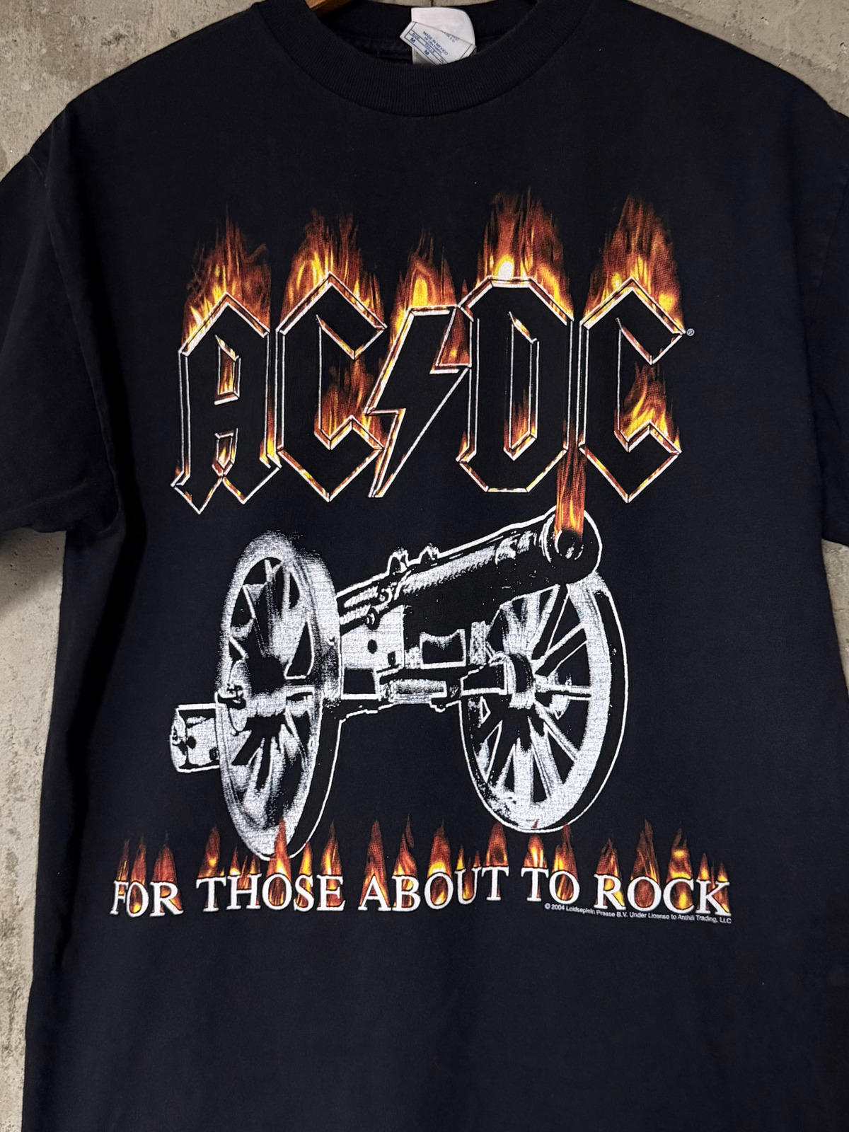 2004 AC/DC For Those About to Rock Cannon Flames Black Tee Alstyle M