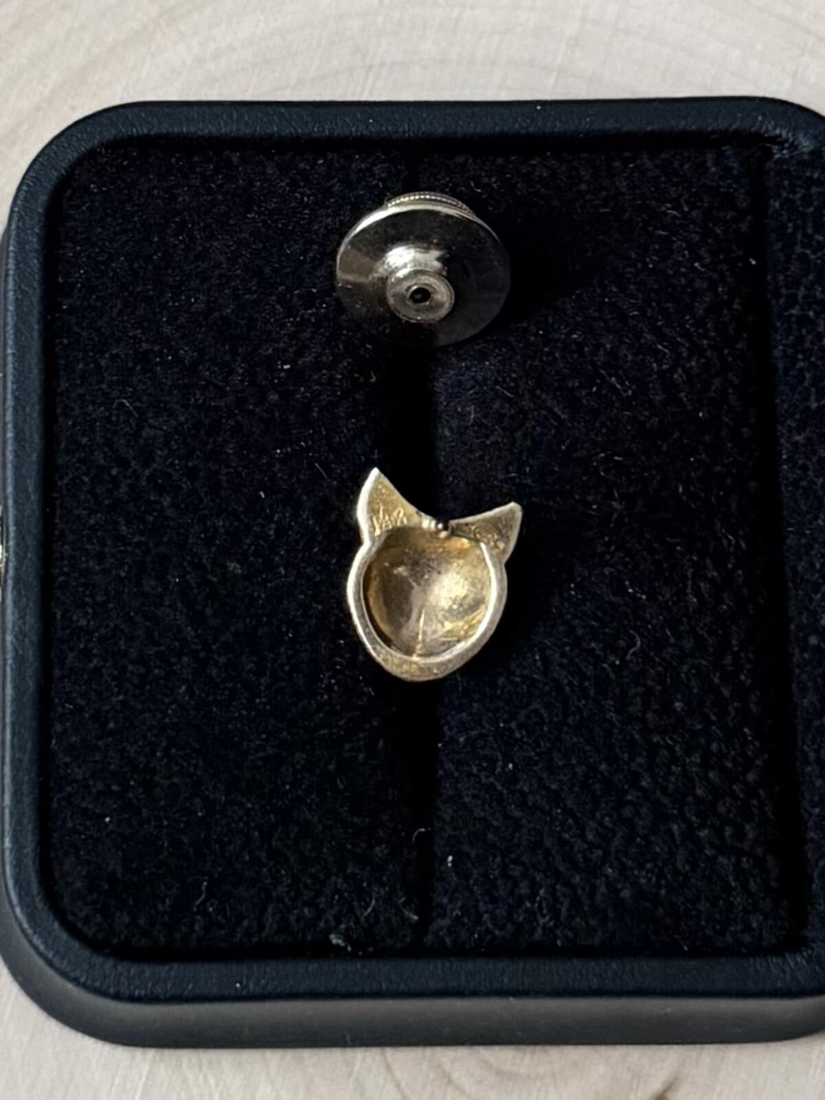 Antique Solid 14K Yellow Gold Genuine Faceted Ruby Eyes Fox Head Lapel Pin