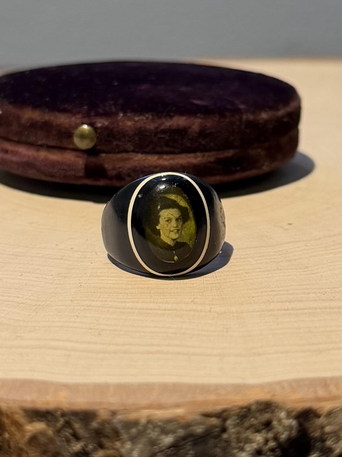 1930s Folk Art Prison Ring Black Celluloid Sweetheart Portrait US 6.25