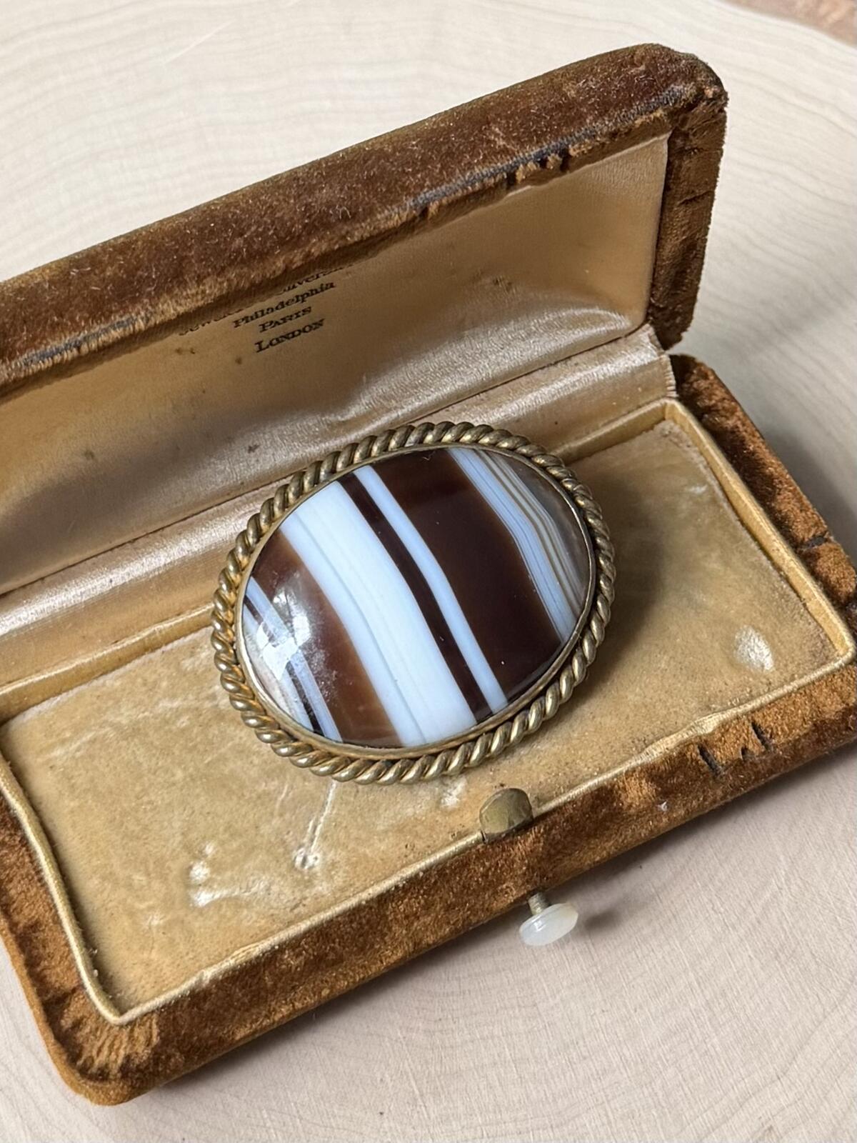 Antique Victorian Scottish Banded Agate Gold Tone Oval Mourning Brooch C-Clasp