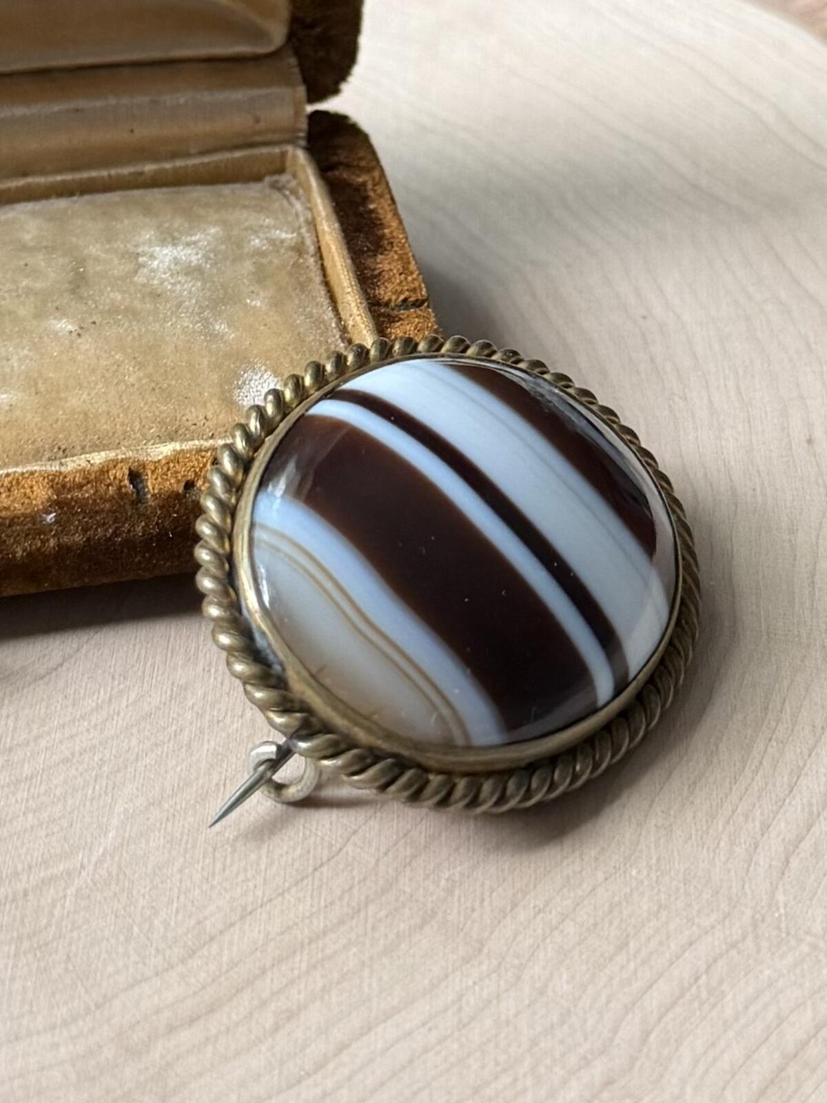 Antique Victorian Scottish Banded Agate Gold Tone Oval Mourning Brooch C-Clasp