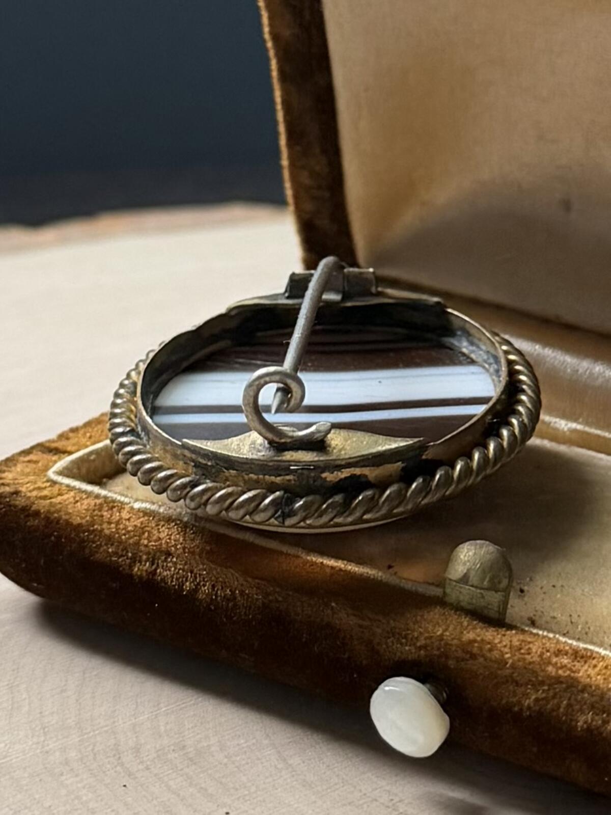 Antique Victorian Scottish Banded Agate Gold Tone Oval Mourning Brooch C-Clasp