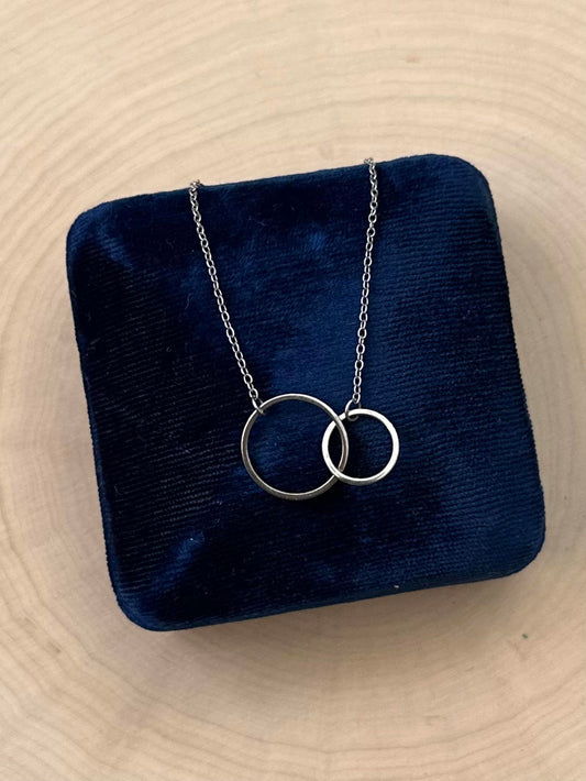 Dainty Sterling Silver Interlocking Circle Pendant Necklace Adjustable 18"