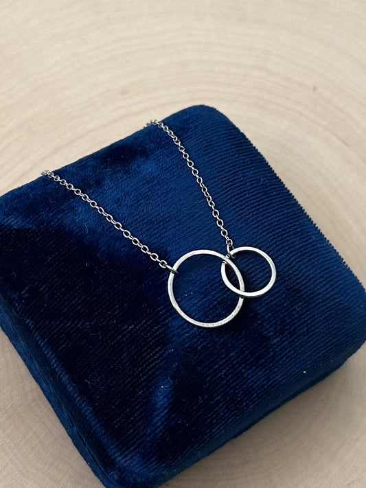 Dainty Sterling Silver Interlocking Circle Pendant Necklace Adjustable 18"