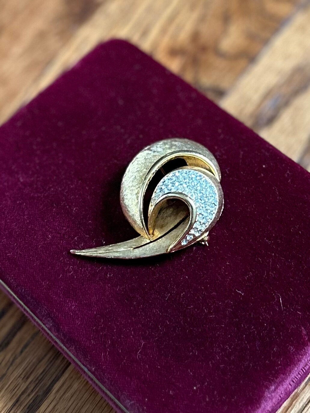 Vintage 1940s 1950s Signed BSK Pave Rhinestone Brushed Gold Tone Shell Swirl Brooch Pin