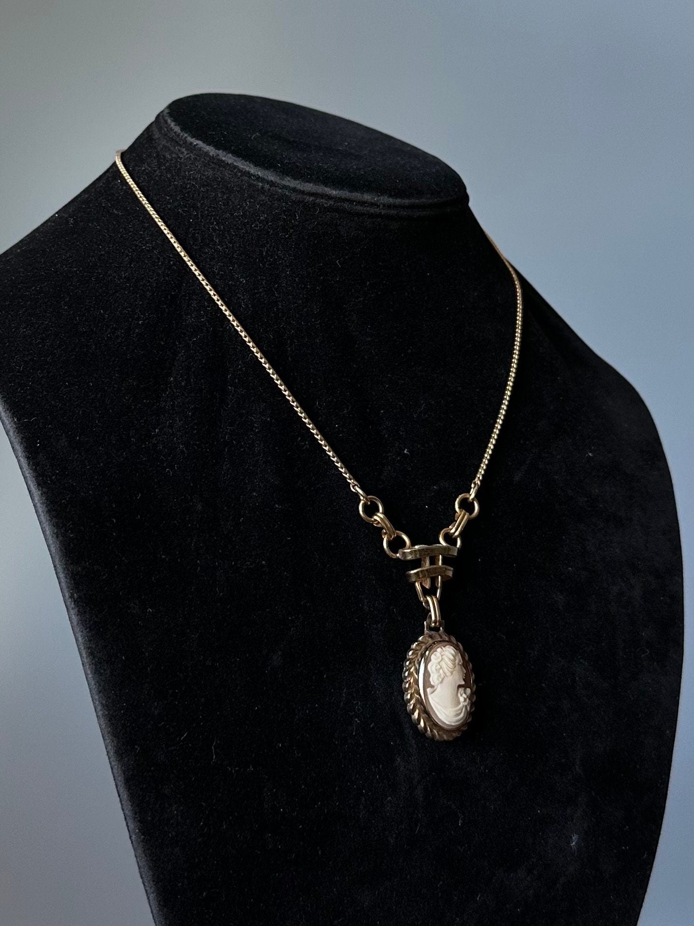 Vintage 1950s Signed CC Curtis Creations Curtman Co. 1/20 12k GF Gold Filled Pink Resin Cameo Pendant Necklace 15.5”