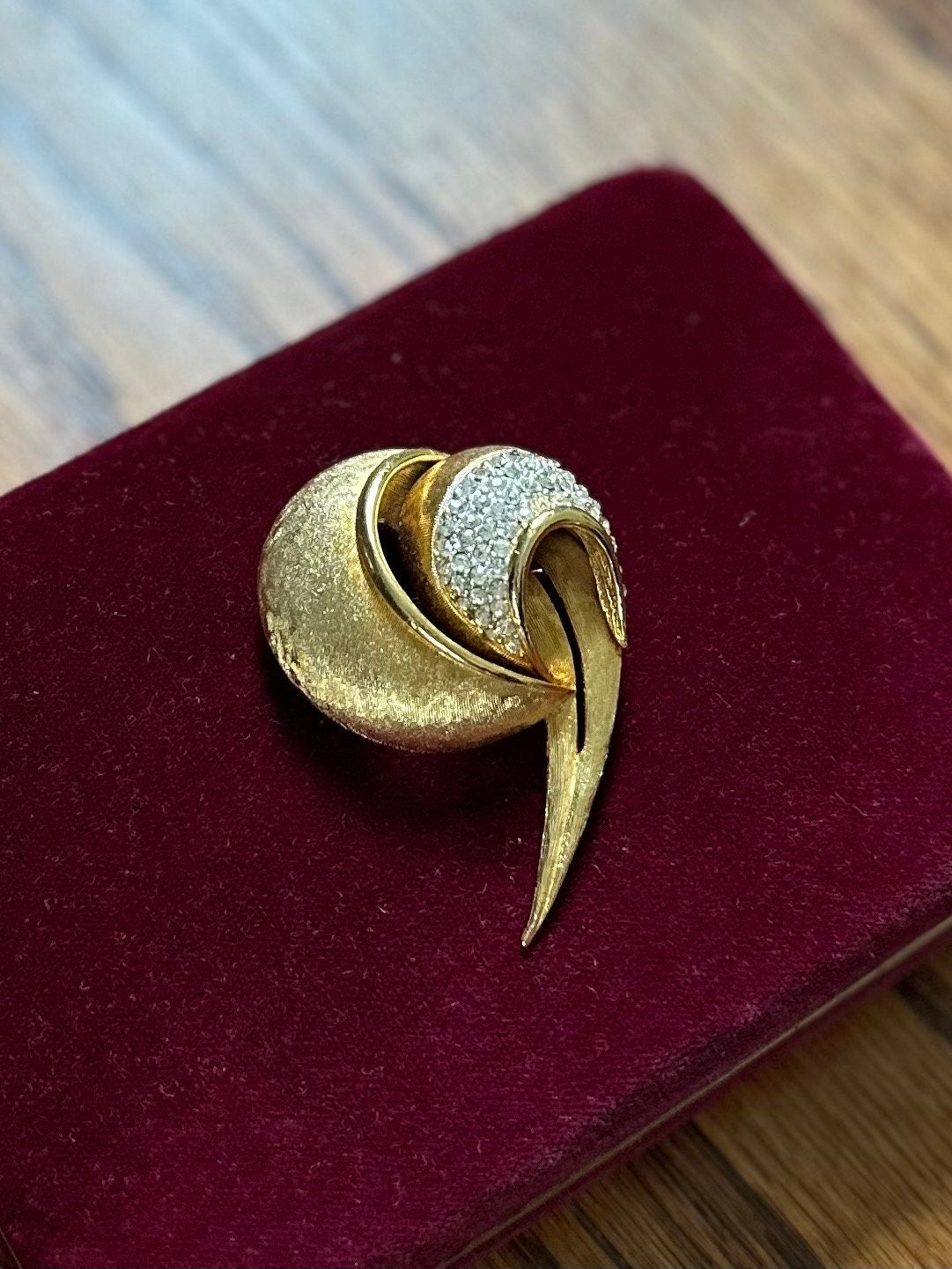 Vintage 1940s 1950s Signed BSK Pave Rhinestone Brushed Gold Tone Shell Swirl Brooch Pin