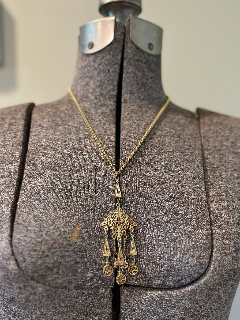 Vintage Art Deco Inspired Gold Tone Chandelier Filigree Pendant Necklace