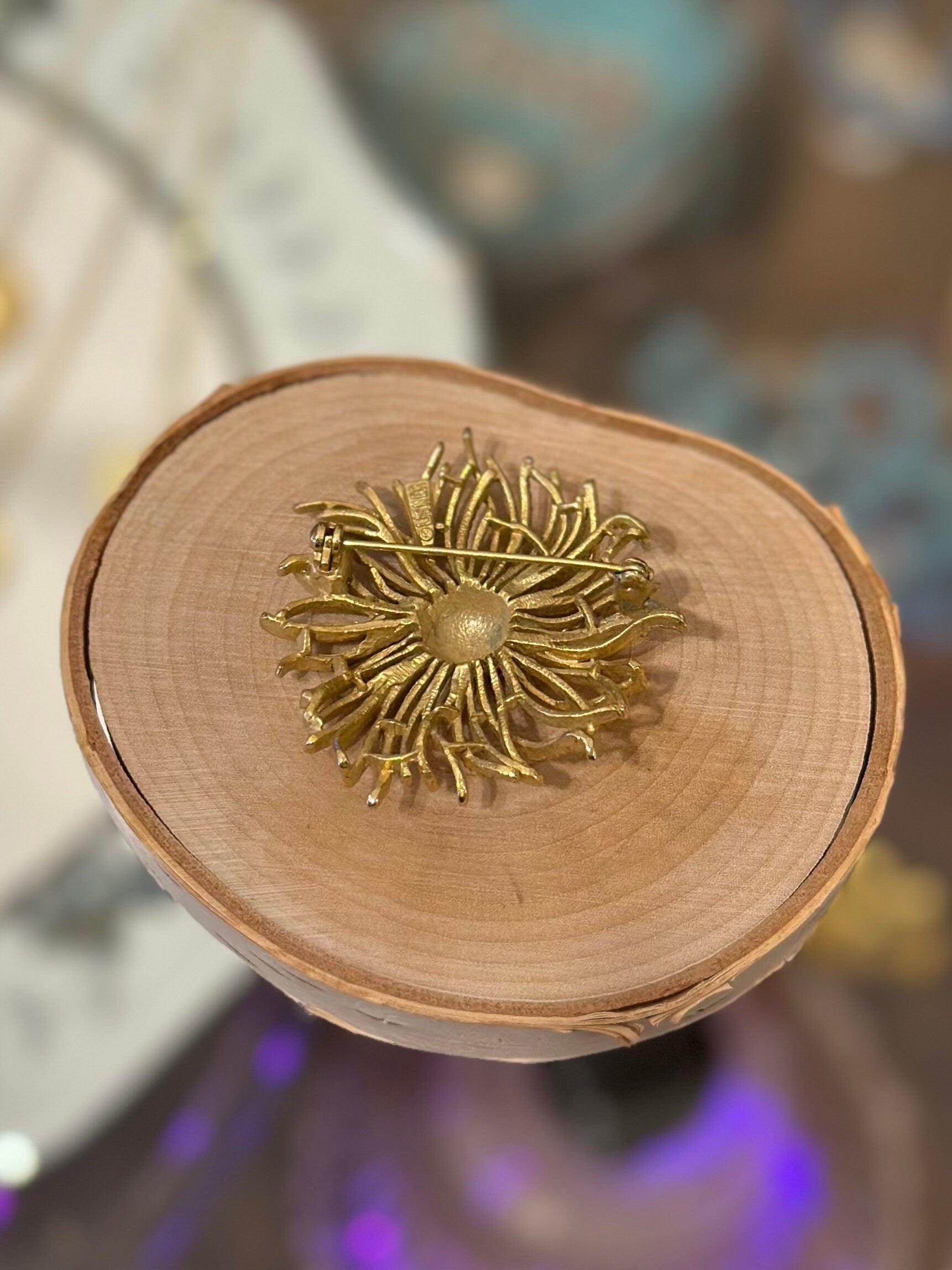 Vintage Signed LISNER Gold Tone Floral Flower Brooch Pin