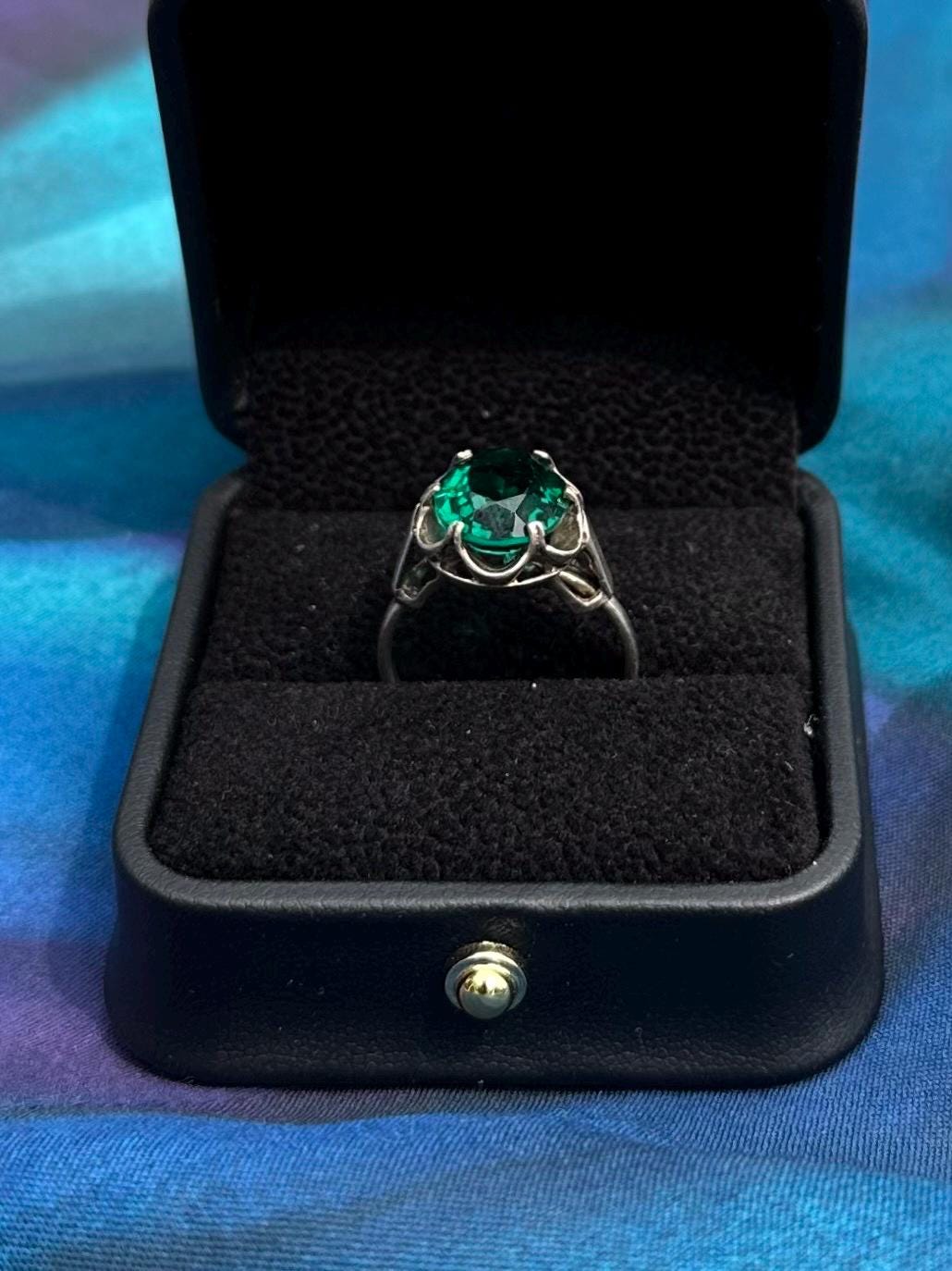 Vintage Signed SARAH COVENTRY Sterling Silver Faceted Emerald Green Glass Adjustable Cocktail Ring US Size 5 1/2