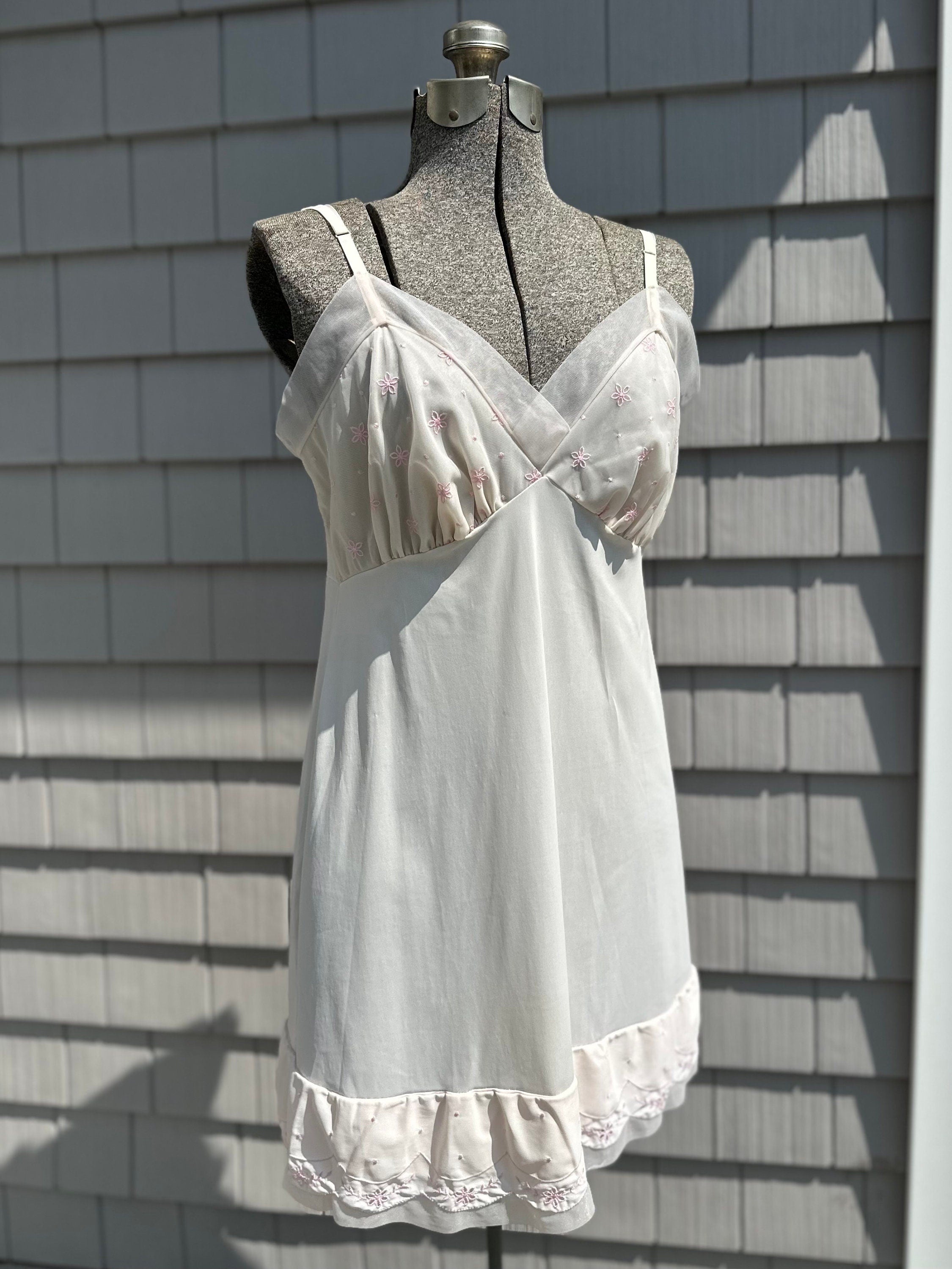 Vintage Van Raalte Pale Pink Suavette Nylon Slip Dress Floral Embroidery Bodice & Trim Size 38 Midcentury