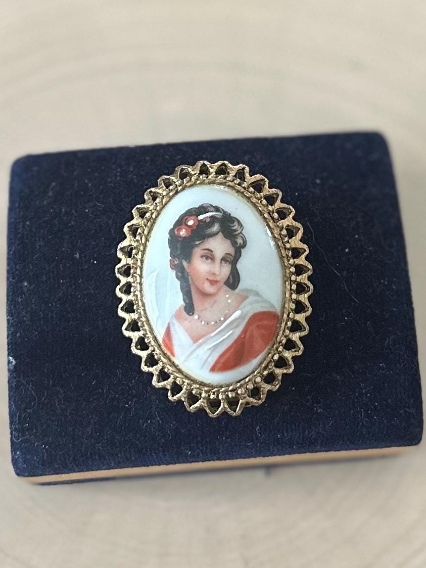 Vintage Signed LIMOGES FRANCE Painted Porcelain Portrait of a Lady Oval Gold Tone Brooch