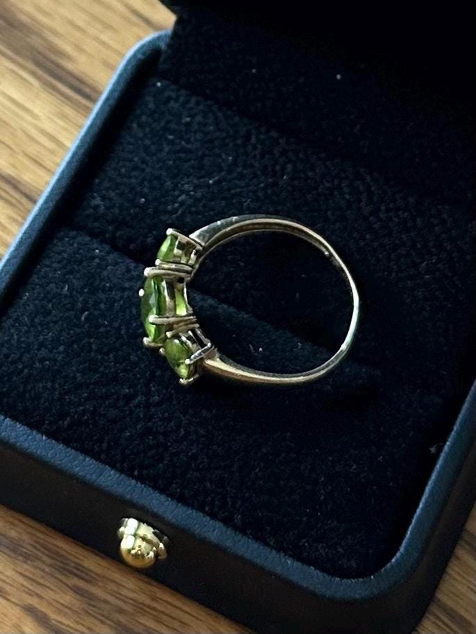 Vintage Solid 10K Yellow Gold & Faceted Green Peridot Ring US Size 6 3/4