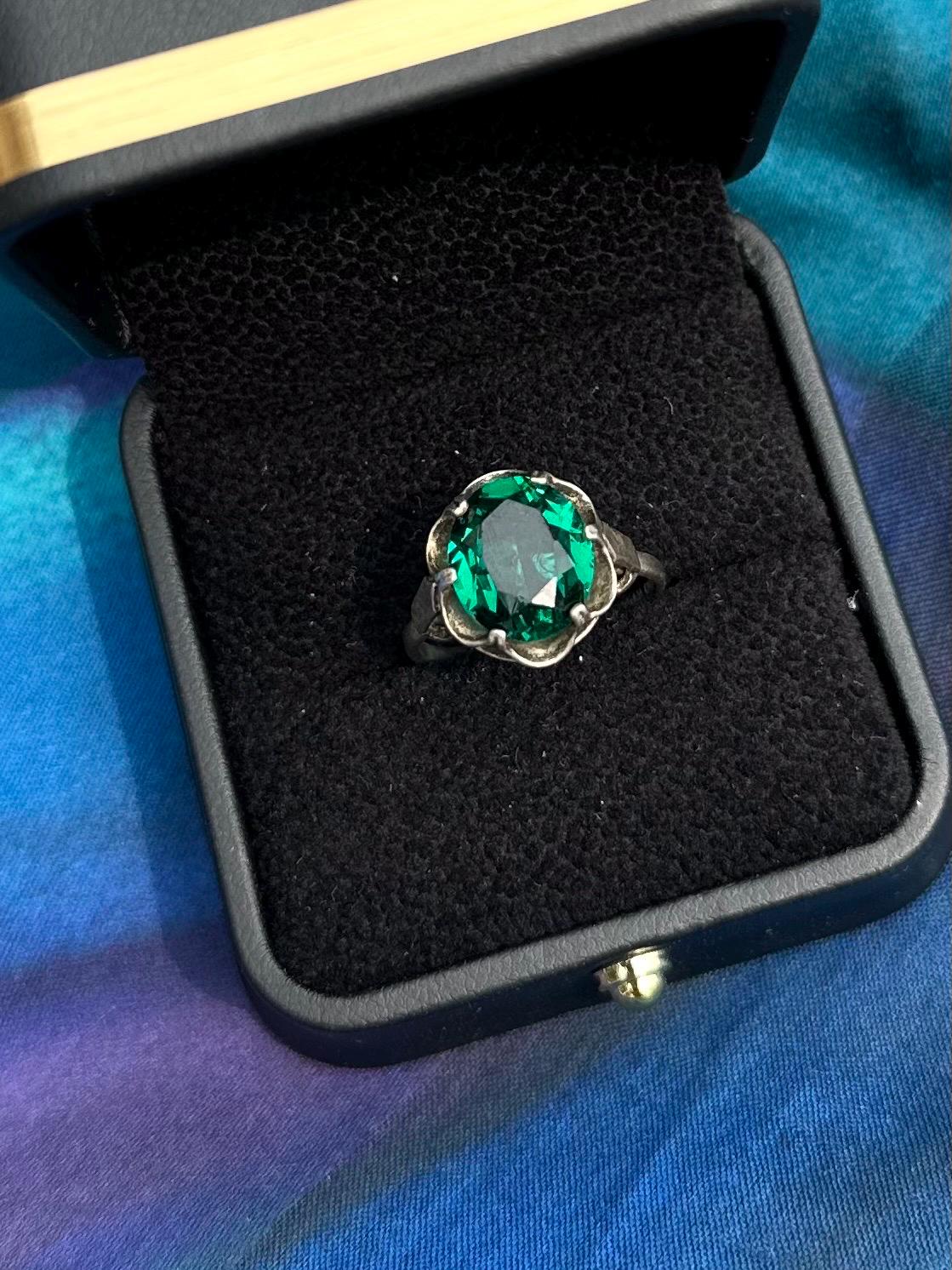 Vintage Signed SARAH COVENTRY Sterling Silver Faceted Emerald Green Glass Adjustable Cocktail Ring US Size 5 1/2