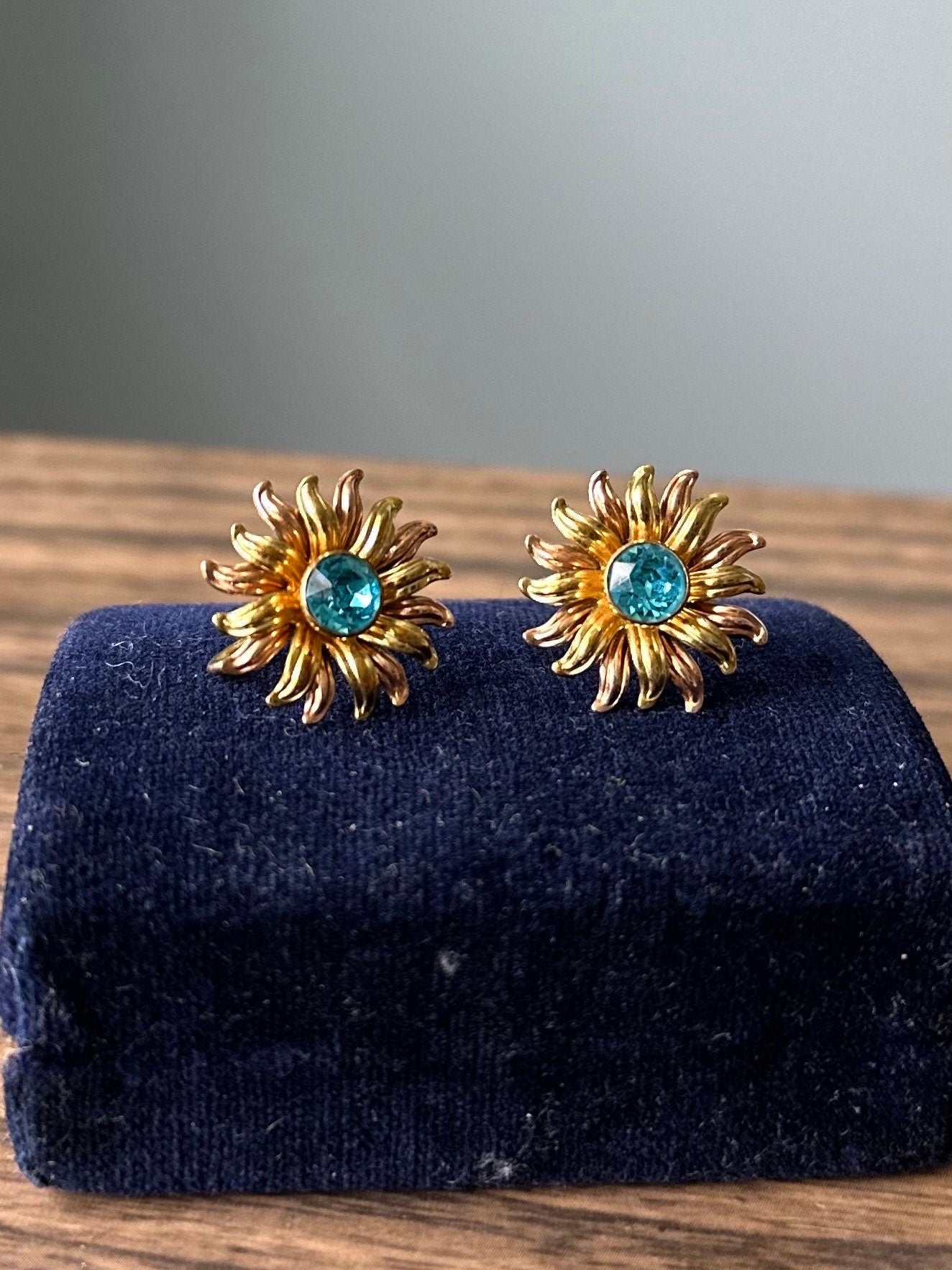 Vintage 1940s Signed Van Dell 1/20 12k GF Yellow & Rose Gold Filled Two Tone Floral Blue Stone Screw-back Earrings