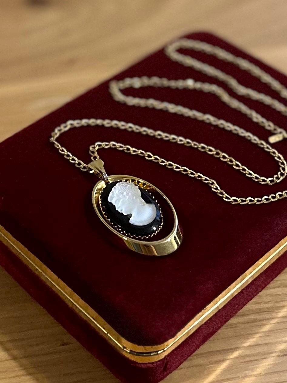Vintage Gold Tone Black & Translucent White Oval Cameo Pendant Necklace Long 23.75”