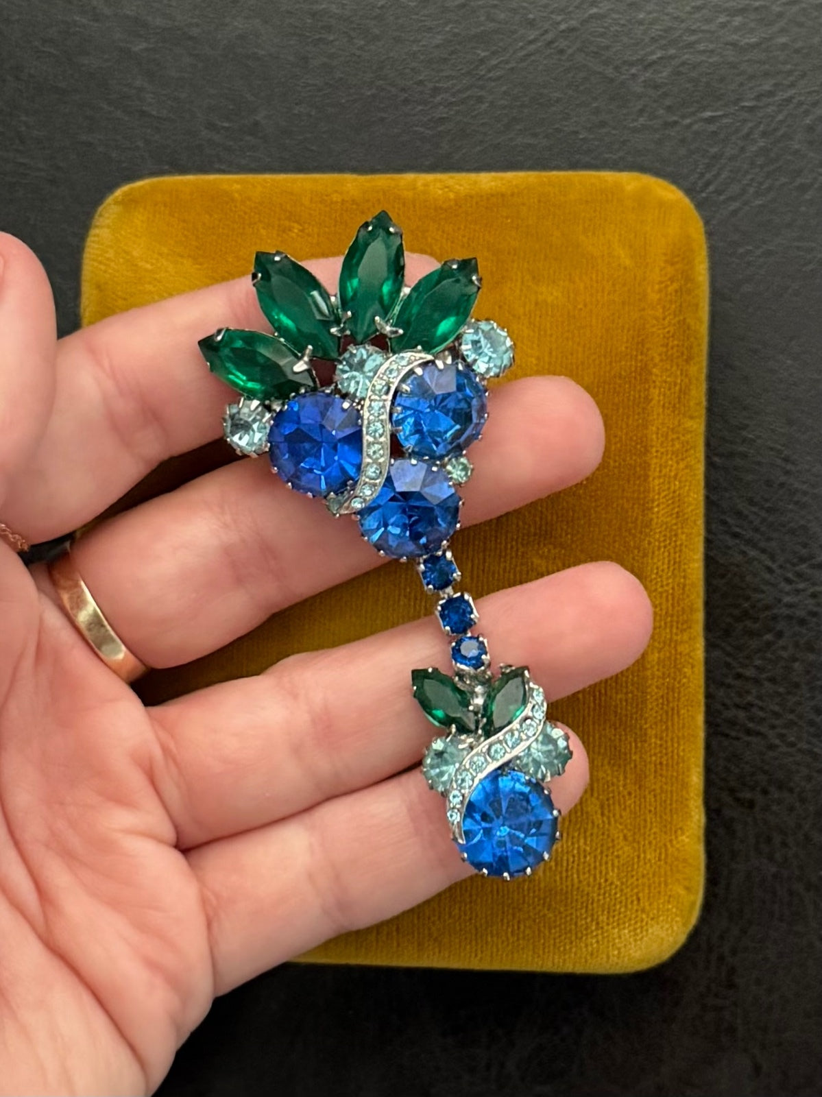 1960s Unsigned Juliana DeLizza & Elster Blue Green Articulated Rhinestone Brooch
