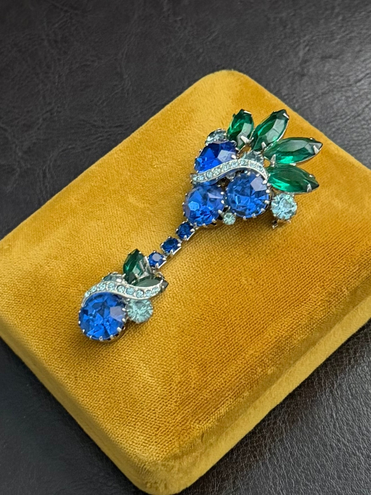 1960s Unsigned Juliana DeLizza & Elster Blue Green Articulated Rhinestone Brooch