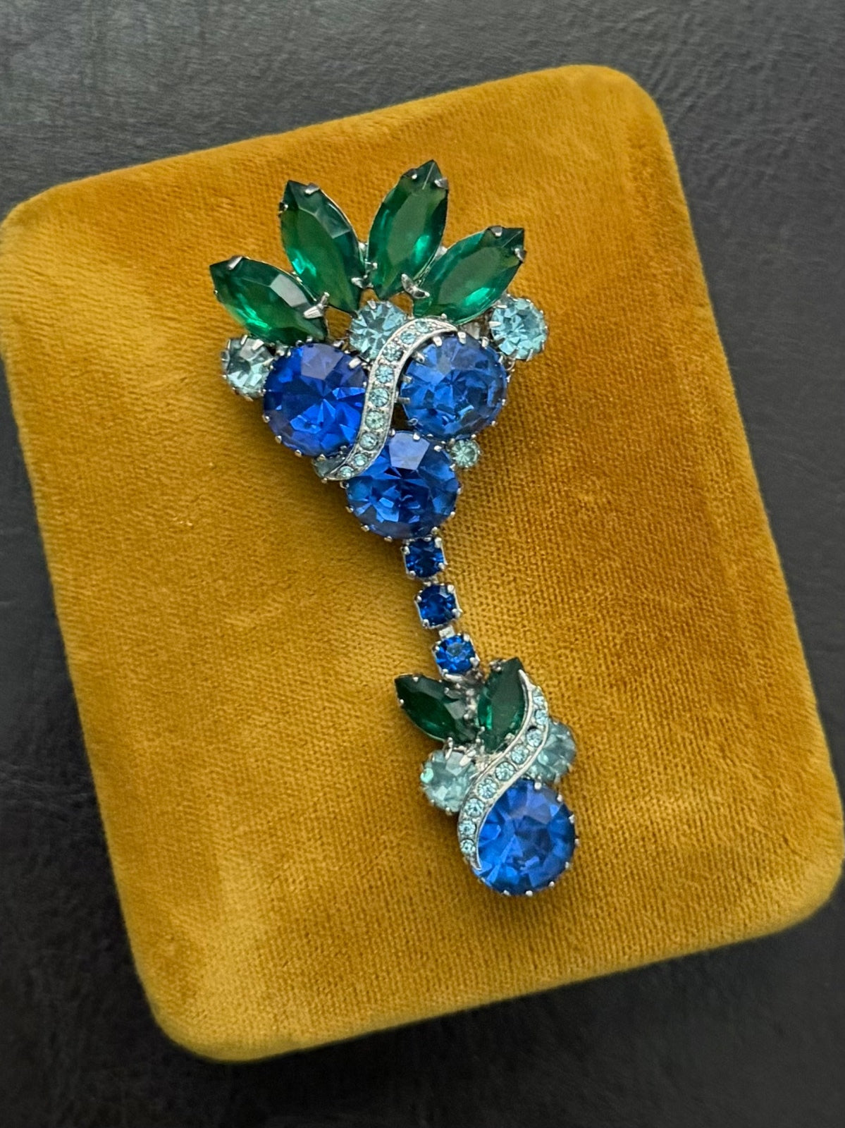 1960s Unsigned Juliana DeLizza & Elster Blue Green Articulated Rhinestone Brooch