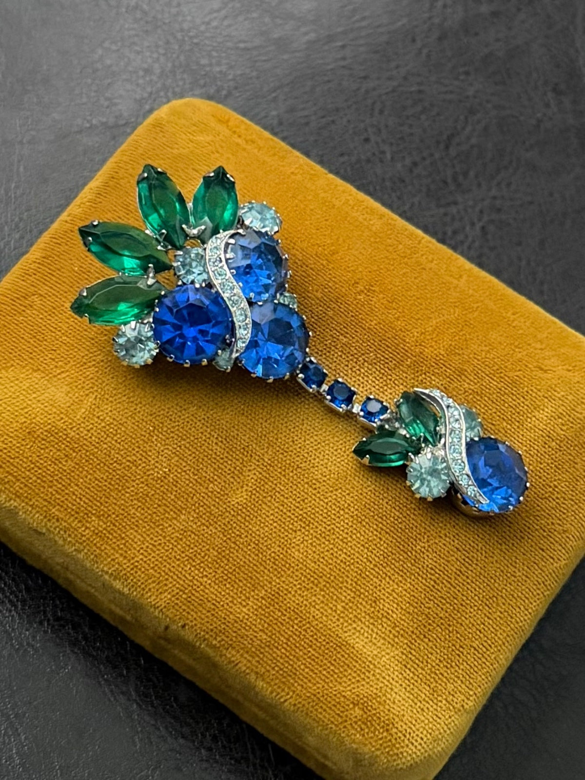 1960s Unsigned Juliana DeLizza & Elster Blue Green Articulated Rhinestone Brooch
