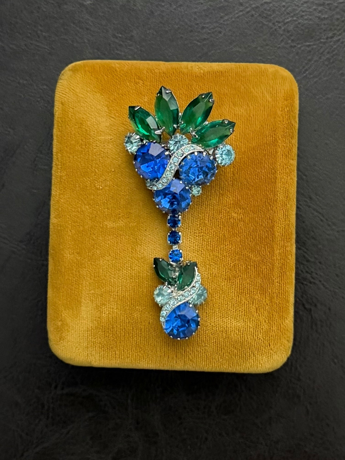 1960s Unsigned Juliana DeLizza & Elster Blue Green Articulated Rhinestone Brooch