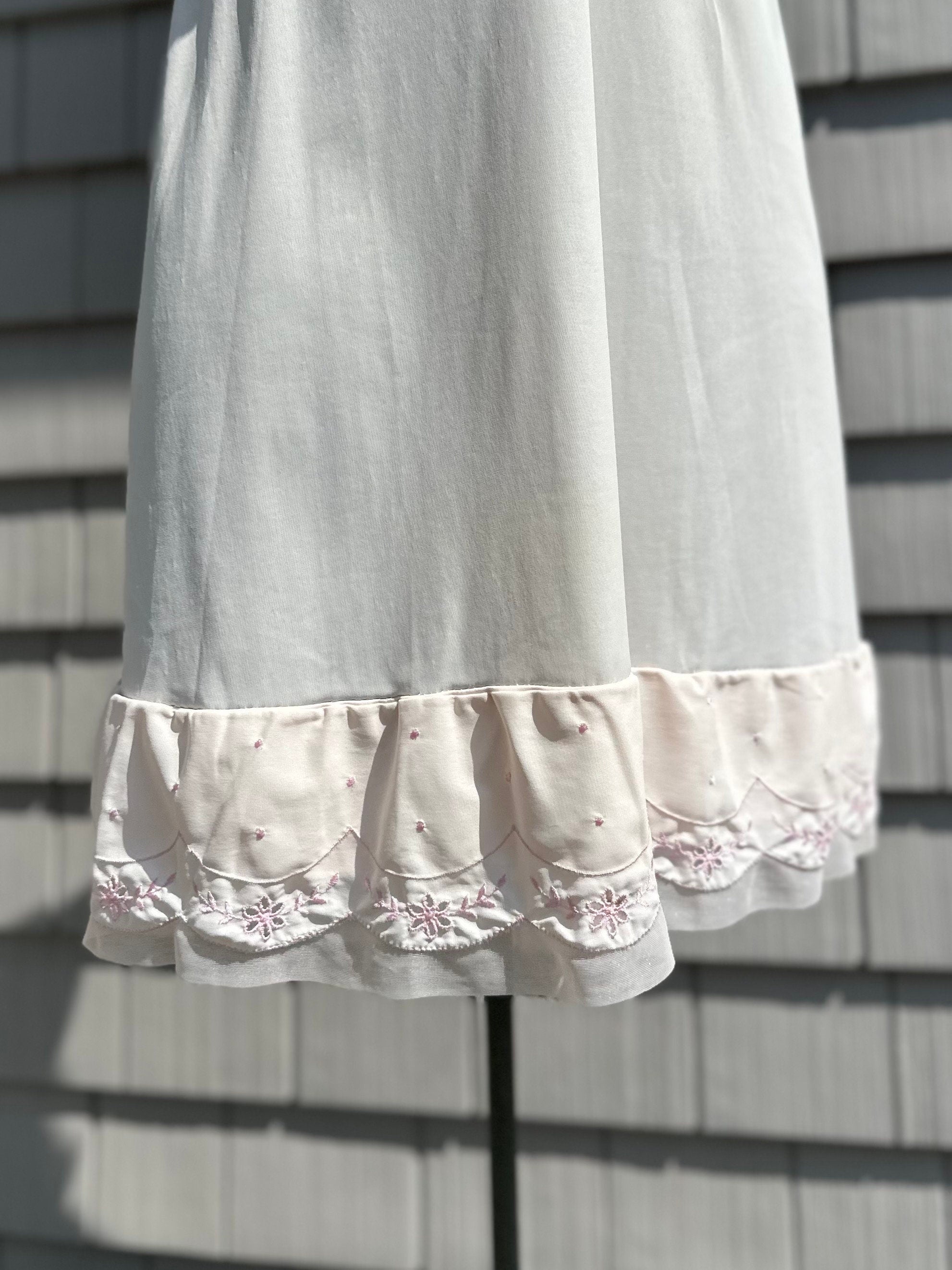Vintage Van Raalte Pale Pink Suavette Nylon Slip Dress Floral Embroidery Bodice & Trim Size 38 Midcentury