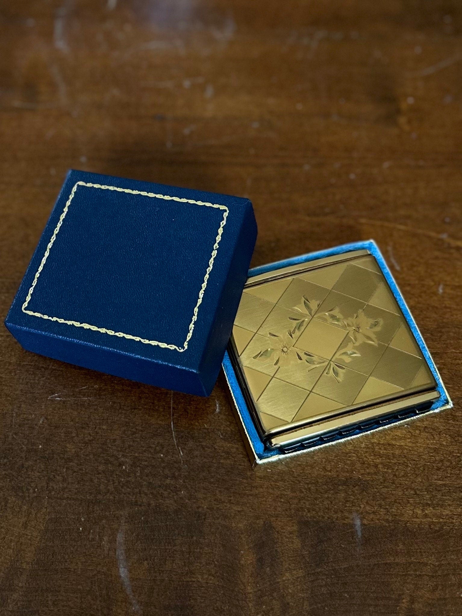 Vintage 1940s Marathon Klix Gold Tone Diamond Design Powder Mirror Compact w/ Box