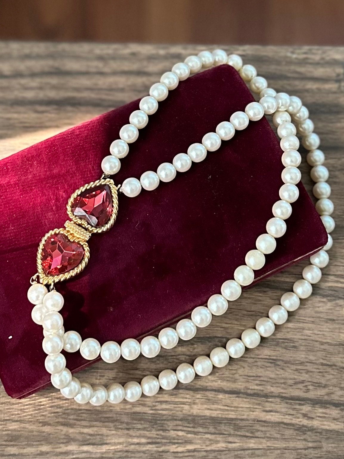 Vintage Signed Hutton Wilkinson Gold Tone & Red Pink Heart Stone Two Strand Faux Pearl Necklace 17.75”