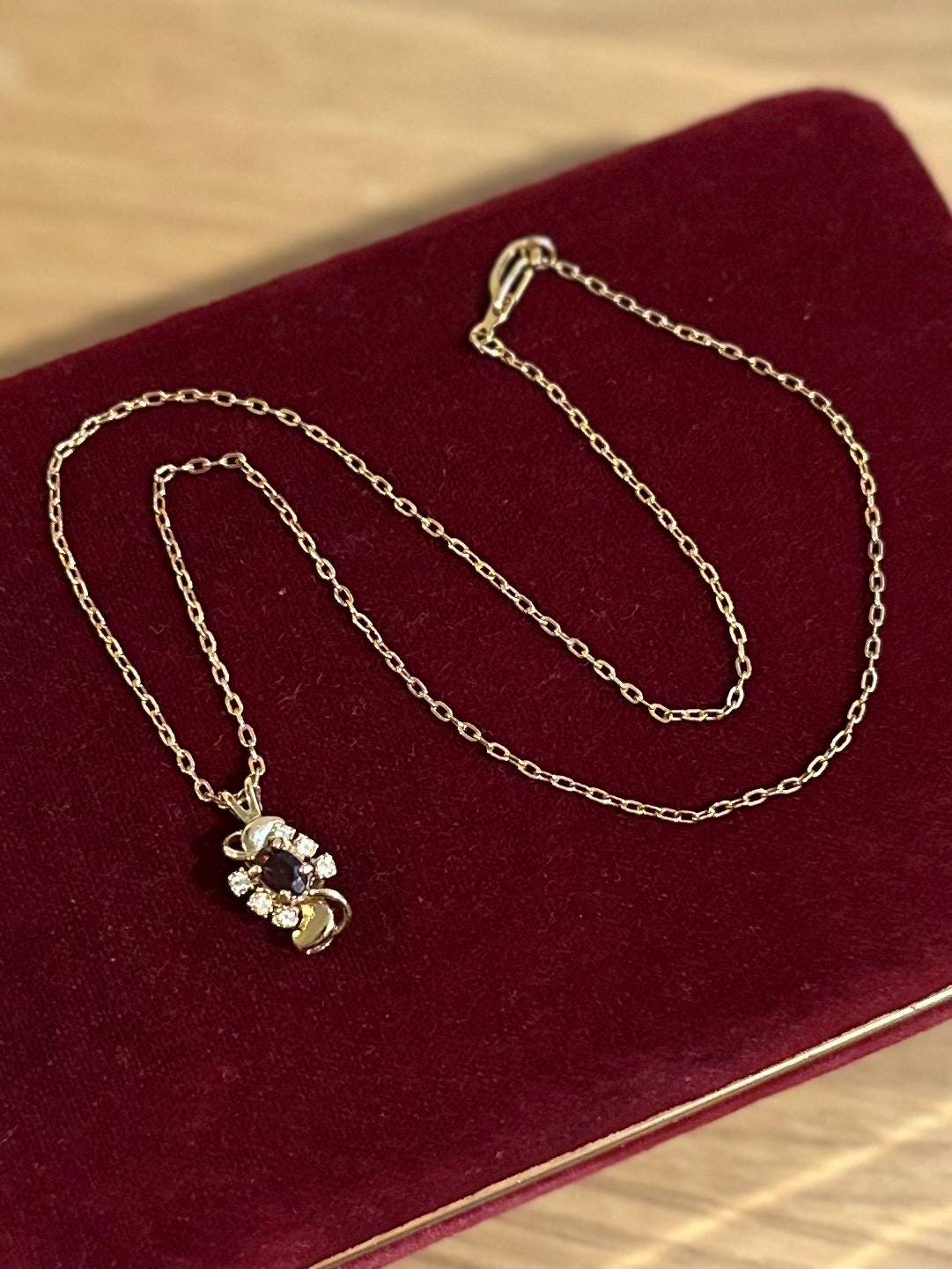 Vintage 1980s Gold Tone Faux Garnet & Rhinestone Swirl Pendant Necklace 15.75”