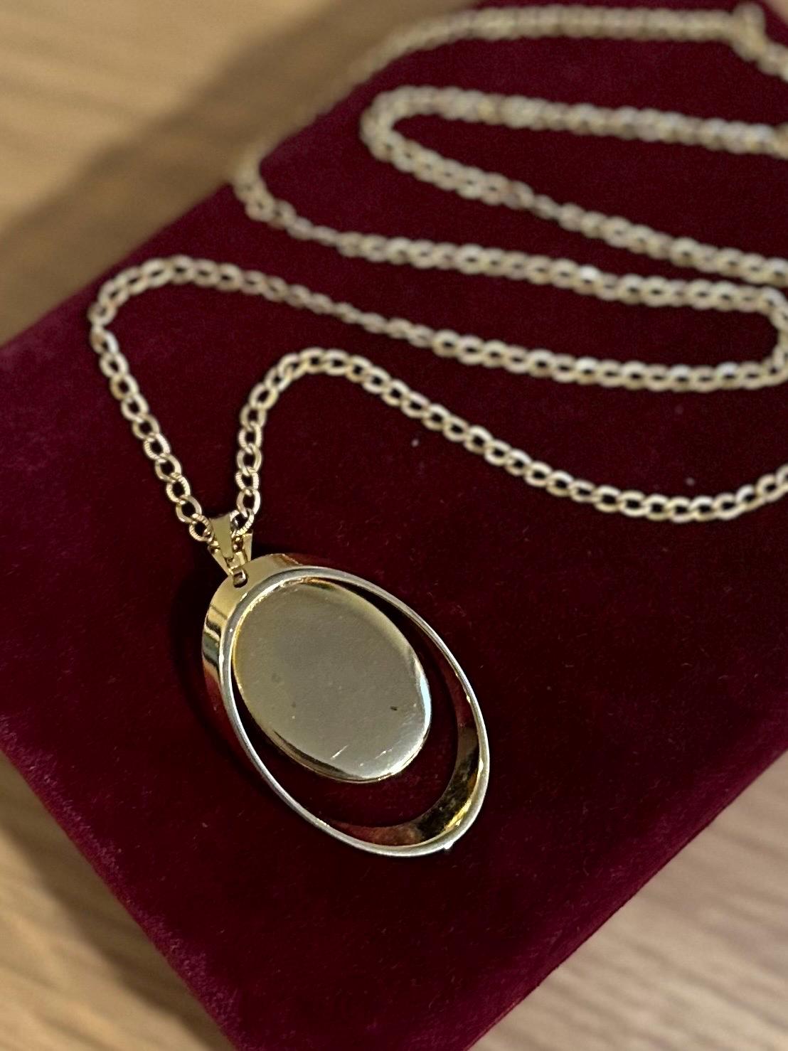 Vintage Gold Tone Black & Translucent White Oval Cameo Pendant Necklace Long 23.75”