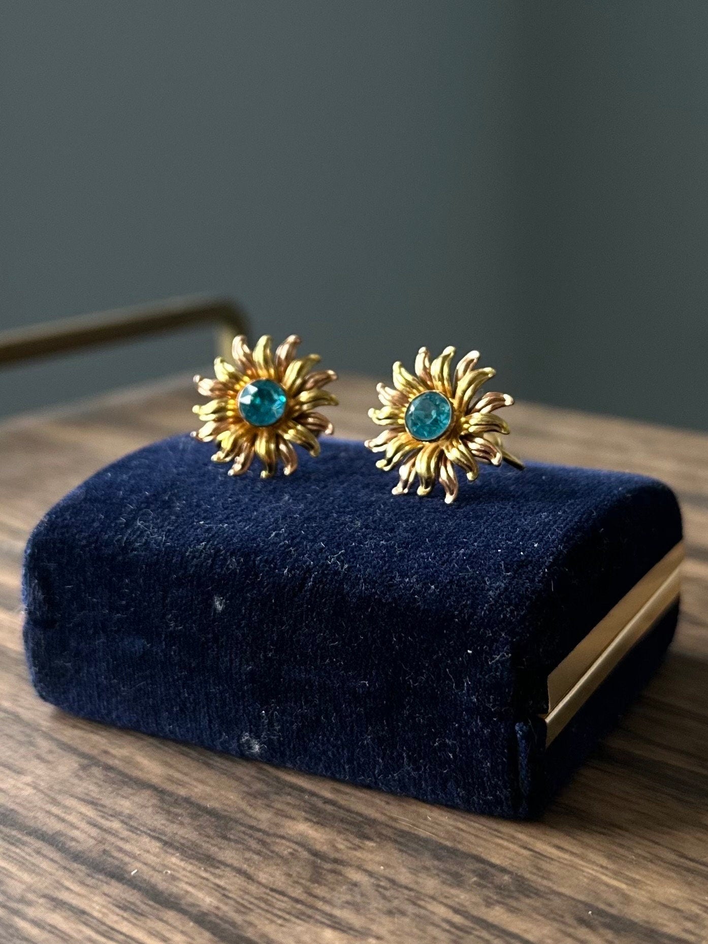 Vintage 1940s Signed Van Dell 1/20 12k GF Yellow & Rose Gold Filled Two Tone Floral Blue Stone Screw-back Earrings