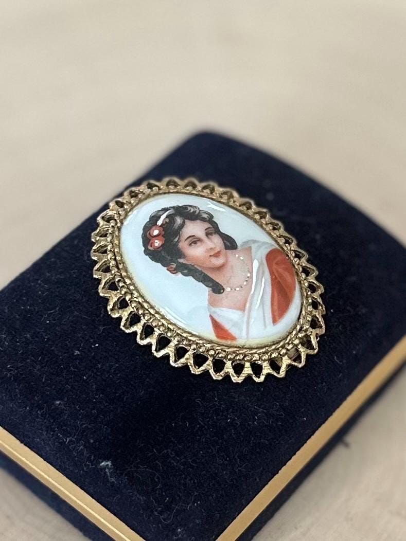Vintage Signed LIMOGES FRANCE Painted Porcelain Portrait of a Lady Oval Gold Tone Brooch