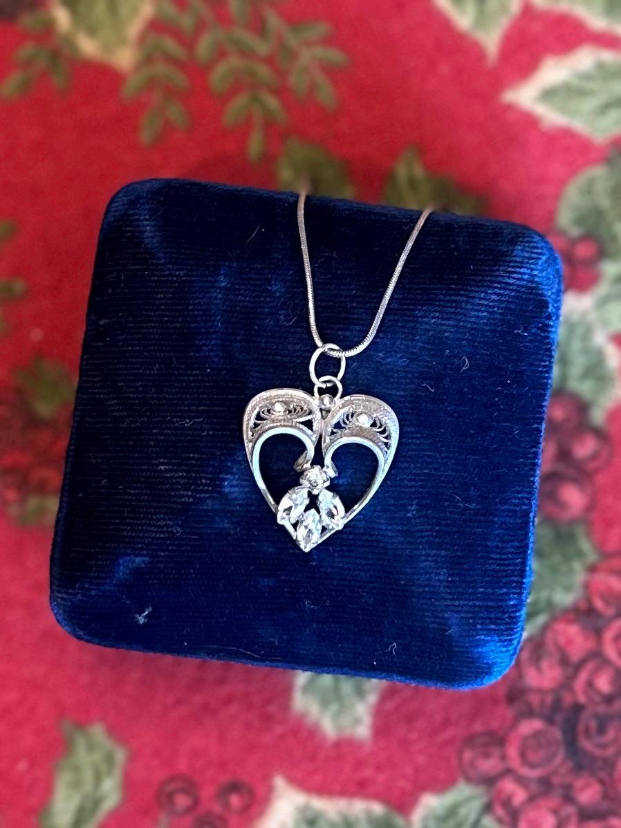 Vintage Midcentury Signed AmLee Sterling Silver Filigree & Clear Rhinestone Heart Pendant Necklace 18.1”