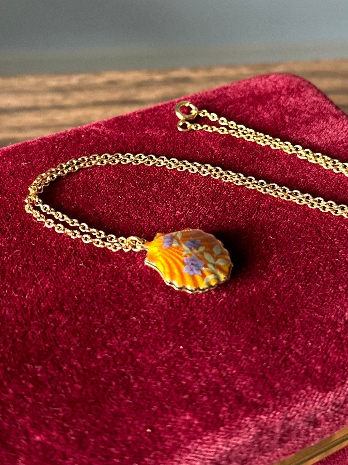 Vintage Gold Tone & Purple Floral Enamel Orange Clamshell Pendant Necklace 15.75”
